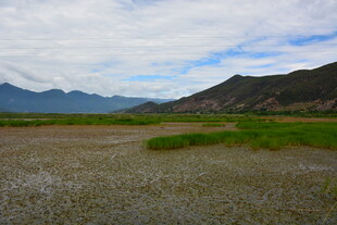 山间开阔原野风景