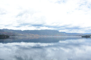 平静湖面倒映山峦美景