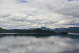 宁静湖面与远处山峦美景