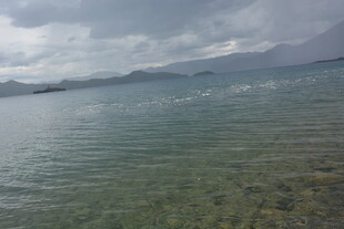 宁静湖水与远处山峦景色