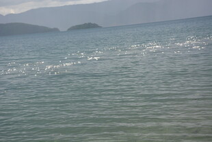 波光粼粼的宁静海面