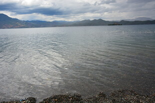 宁静湖畔的山水风光