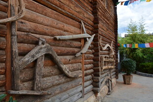 木屋外的古朴农具装饰