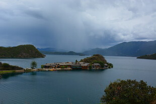 云雾缭绕的静谧湖中小岛