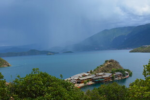 湖畔美景 青山绿水间的宁静