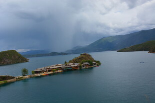 湖畔岛屿 云雾缭绕之景