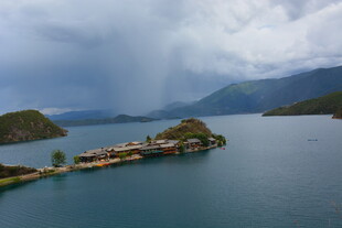 湖畔岛屿景观 雨幕低垂