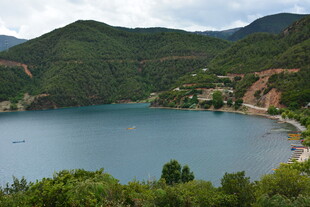 青山环绕的静谧蓝色湖泊