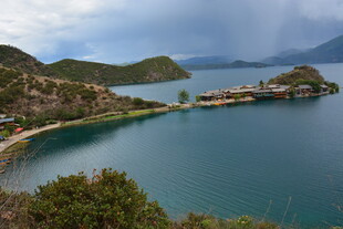 美丽湖湾与山峦景致