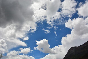 蓝天白云下的巍峨山峦