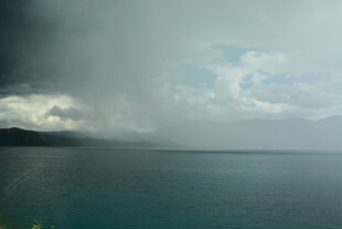 海上雨幕中的壮阔海景