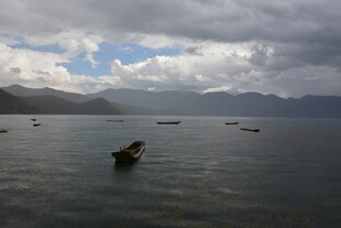 湖面上的孤舟与远处山峦