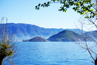 美丽湖景与远处山峦