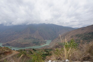 山间河流壮丽风光