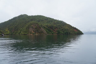 宁静山水间的秀丽岛屿