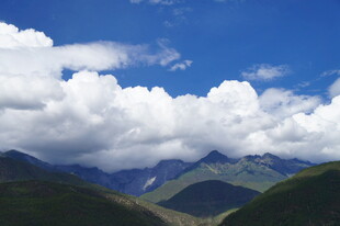 蓝天白云下的壮丽山峦