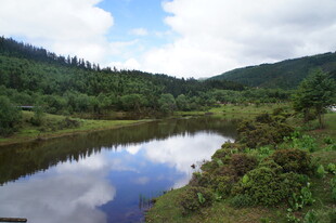 山间静谧湖泊风景