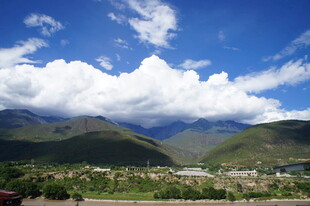 蓝天白云下的山间小镇