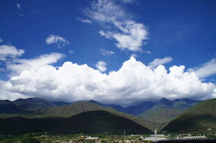 蓝天白云下的壮美山峦