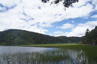 湖畔青山美景 云影悠悠