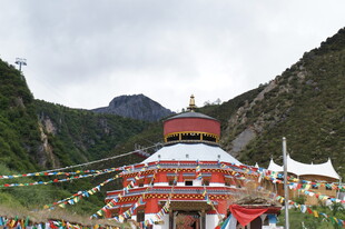 山间红顶寺庙经幡飘扬