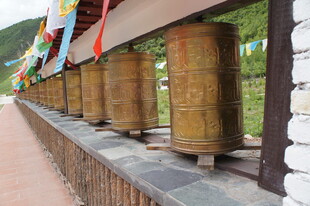 藏区转经筒景观