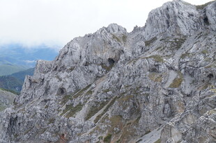 巍峨嶙峋的壮丽山峰