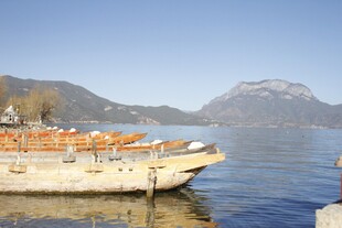 湖畔停泊船只与远山美景