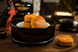 中式传统糕点摆放在木盘上