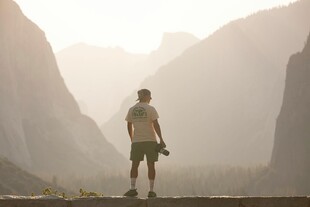 孤身徒步者眺望壮丽山峦