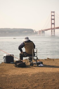 男子在金门大桥下惬意垂钓