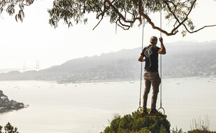 悬崖边摄影师眺望壮丽风景