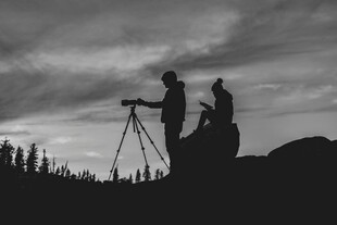 摄影师黄昏野外专注拍摄