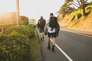 三人漫步于公路旁小道