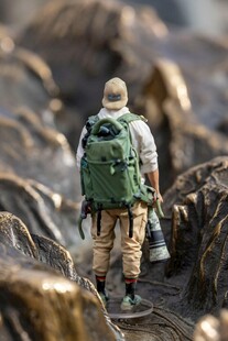 徒步旅行者穿梭于岩石间