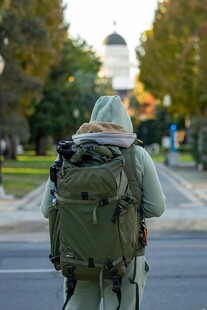 户外徒步者的背影