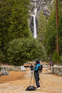  客在瀑布前摄影留念