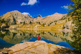 湖畔单人赏景的静谧时刻