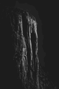 黑暗中的嶙峋岩壁