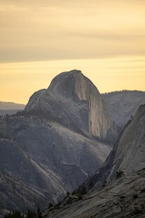 黄昏下的壮丽山峦