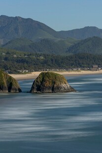 宁静海边的孤岩美景