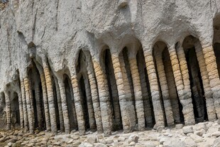 壮观的地下洞穴石柱景观