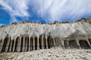 壮观白色崖壁与蓝天白云