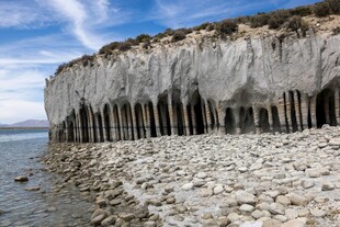 海边壮观的柱状岩石景观