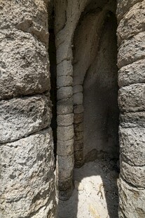 古老石砌建筑内部通道