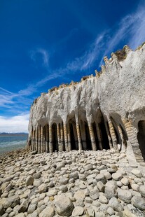 海边壮观的柱状岩石景观