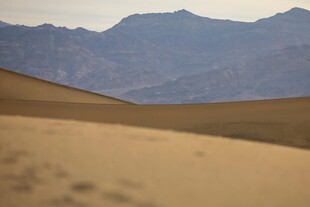  漠与远山的壮丽景观