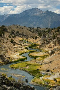 山间溪流旁的徒步美景