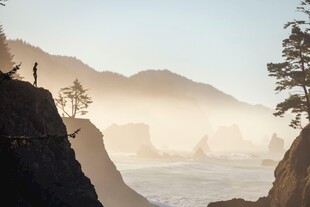 悬崖边壮丽的山间晨景