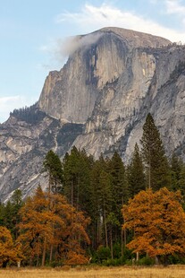 秋日山林中的巍峨山峰